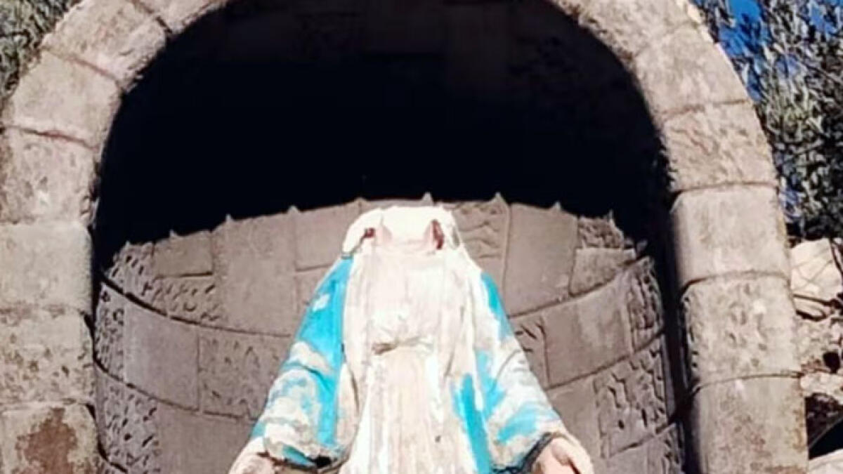 Testa mozzata alla statua della Madonna - 