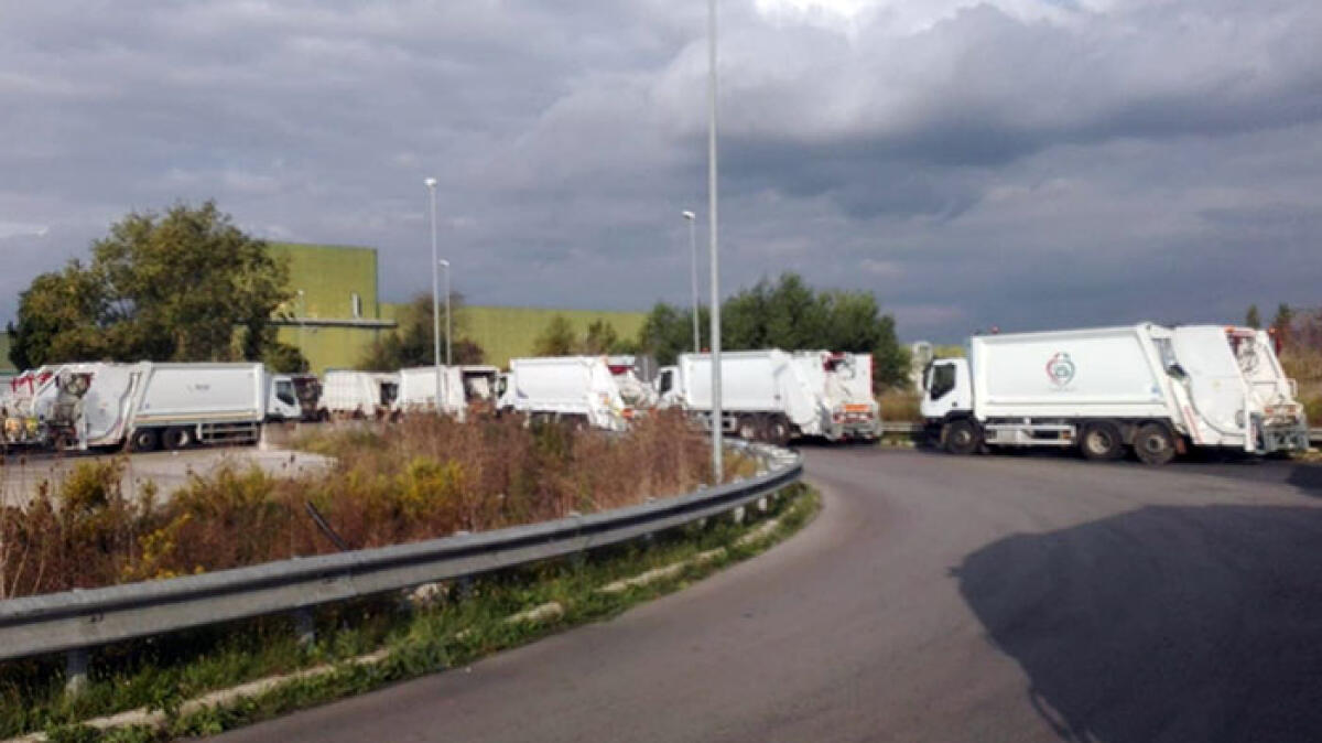 Ancora camion di rifiuti in fila: ora nei Paesi Vesuviani c'è il rischio igienico-sanitario - 