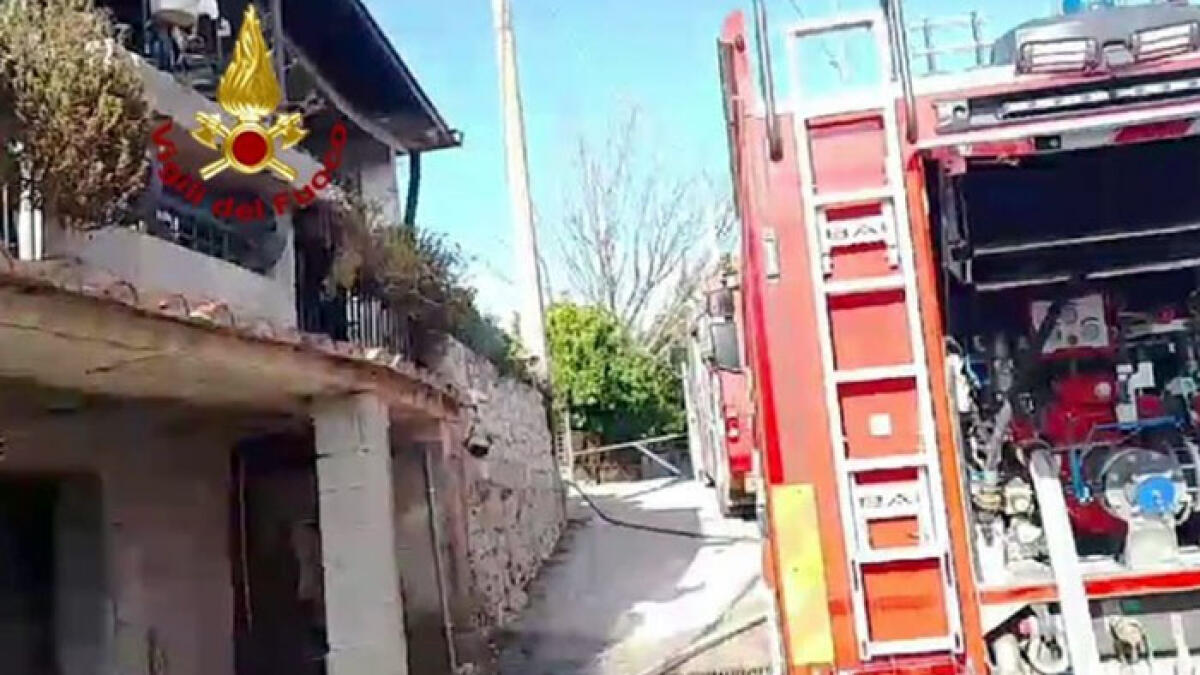 Stabile a fuoco, ore di panico e superlavoro dei pompieri - 