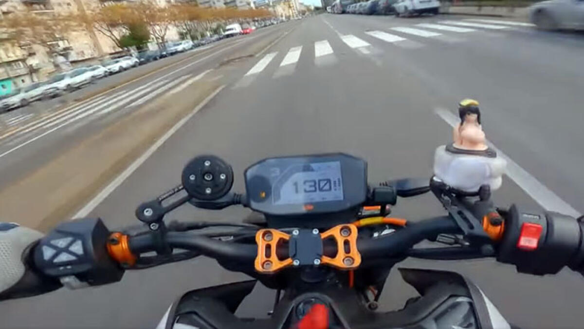 Sfreccia a 130 orari su Via Marina, poi posta il video sui social - 