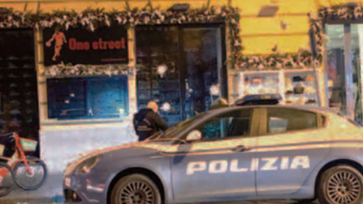 Racket di Capodanno, raffica di spari contro un negozio - 