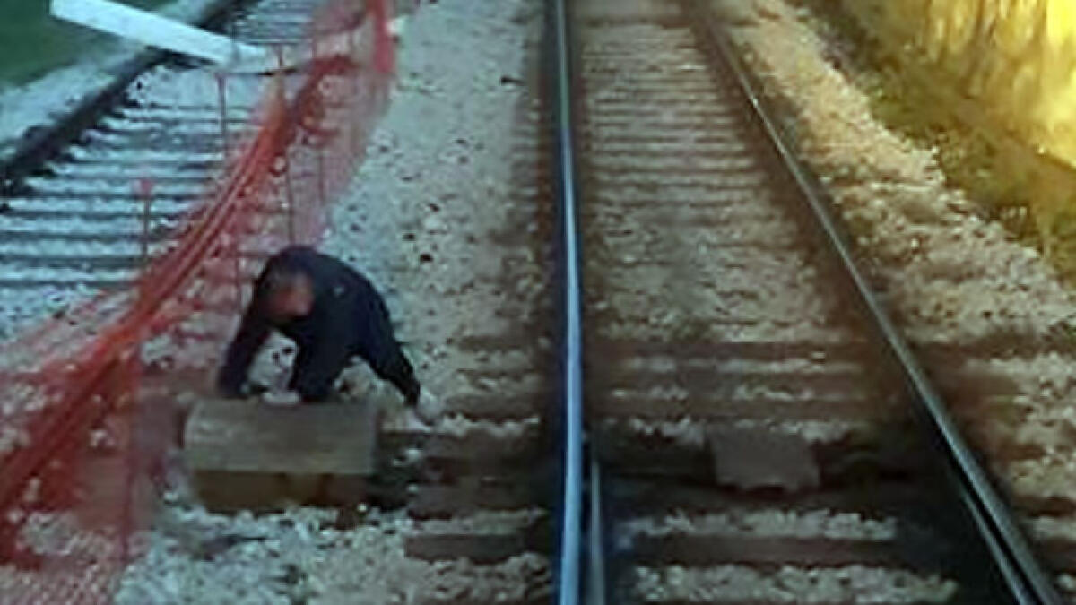 Ragazzo attraversa passaggio a livello in scooter, travolto dal treno Circum - 