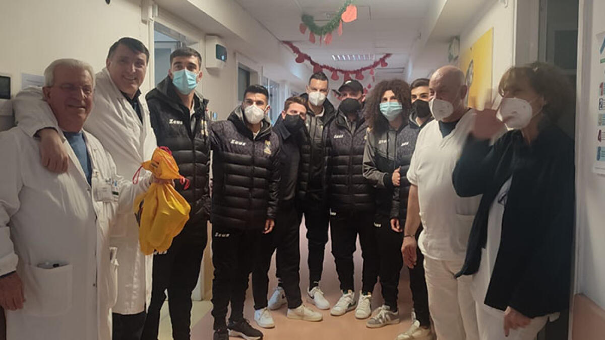 I calciatori del Nola fanno visita ai bimbi ricoverati in ospedale - 