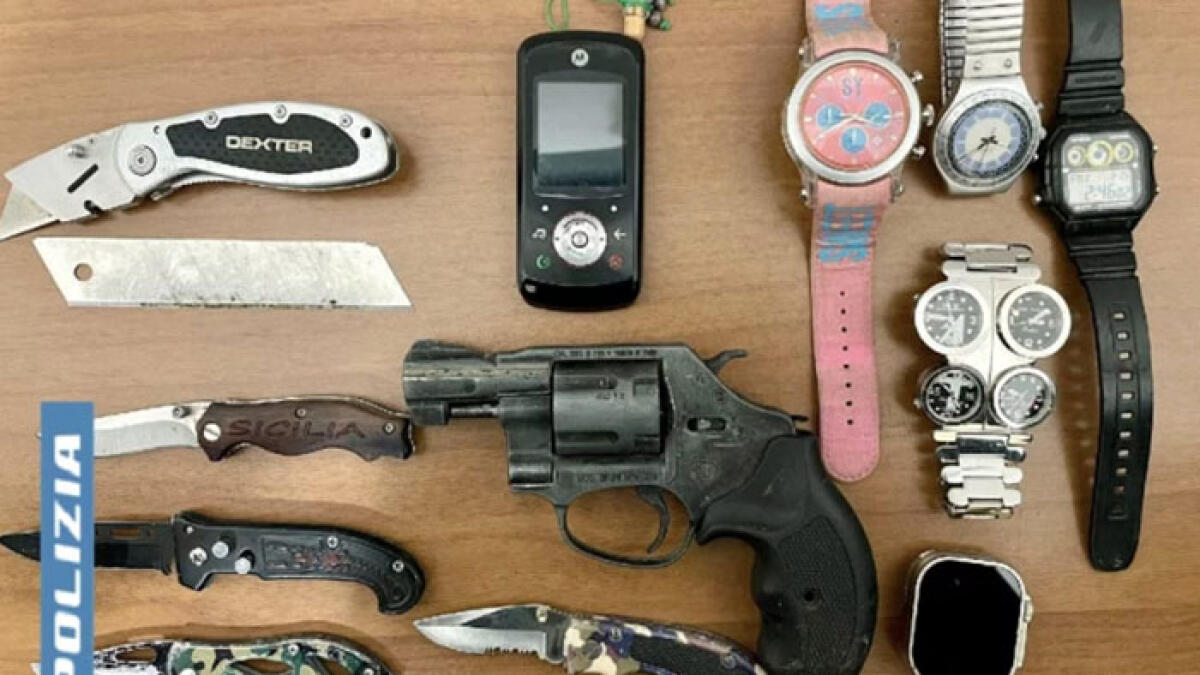 Gira armato fino ai denti nel Napoletano, addosso aveva una pistola e 5 coltelli - 