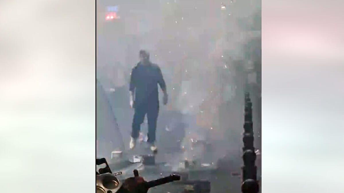 Strade devastate a Napoli e provincia tra elettrodomestici lanciati dai balconi e fuochi d’artificio ancora in fiamme - 