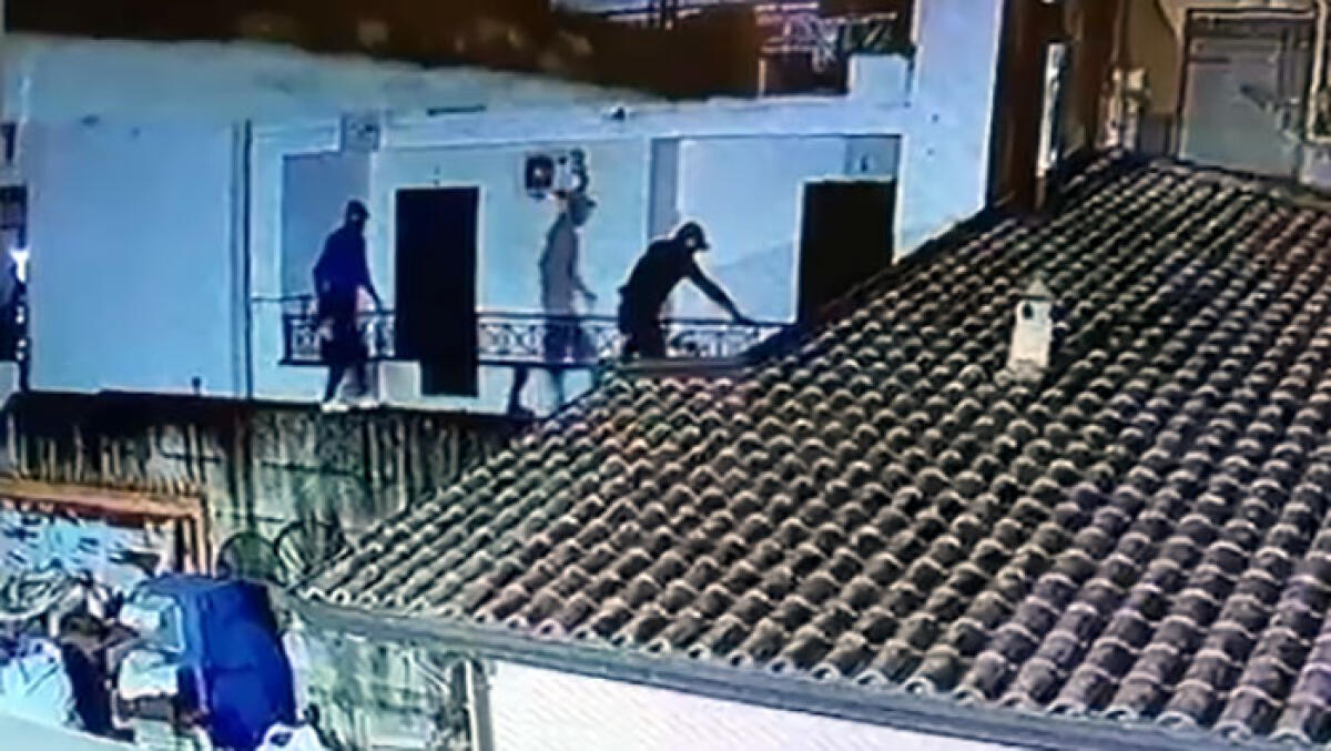 San Giuseppe Vesuviano, i ladri camminano sui tetti e svaligiano una villetta GUARDA IL VIDEO - 