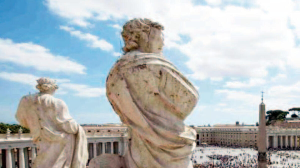 A San Pietro armato di coltello per l'Angelus attacca gli agenti - 