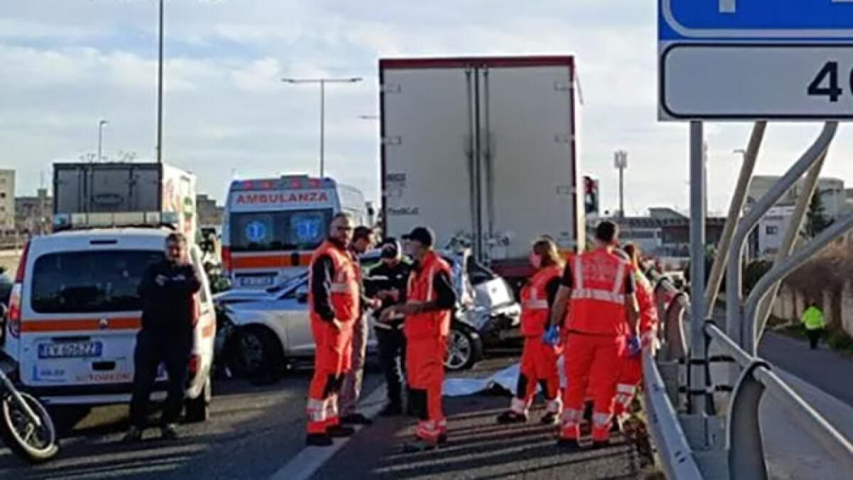 Resta coinvolto in un incidente, scende dall'auto e finisce travolto da un camion - 