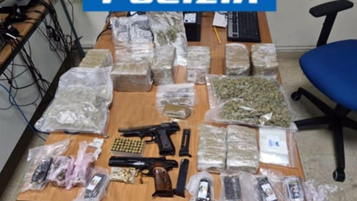 Trovato con 8,5 chili di droga e due pistole nel garage - 