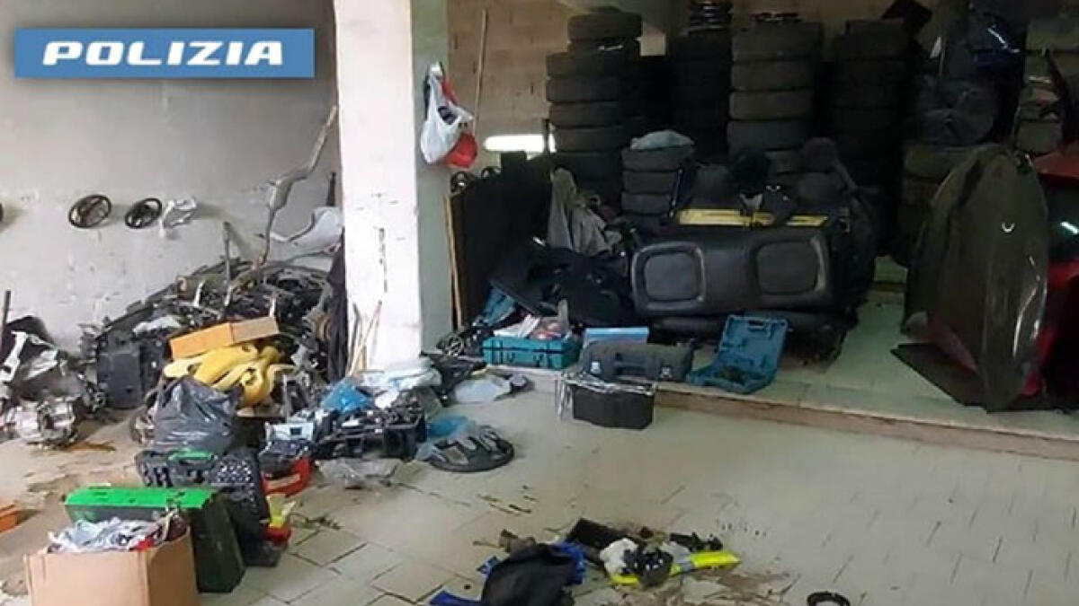 Smantellata la banda delle auto rubate per i pezzi di ricambio: 5 arresti - 