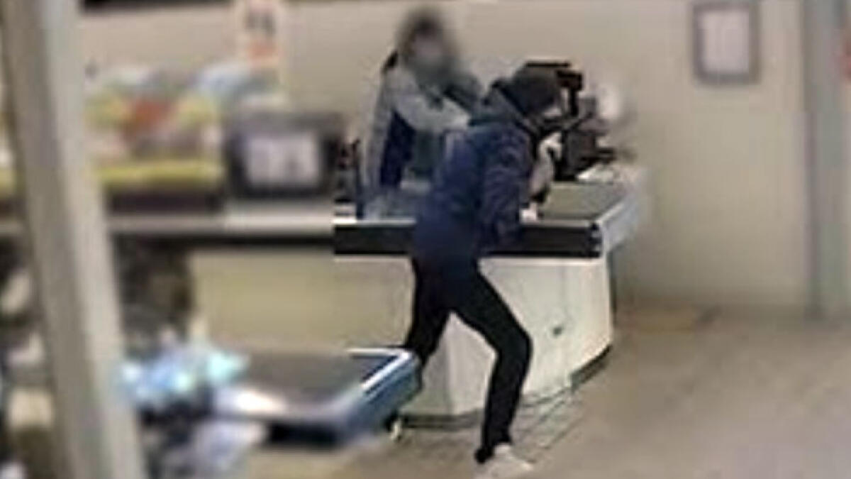 Terrore alla tavola calda a Sarno, arma puntata al volto del cassiere - 