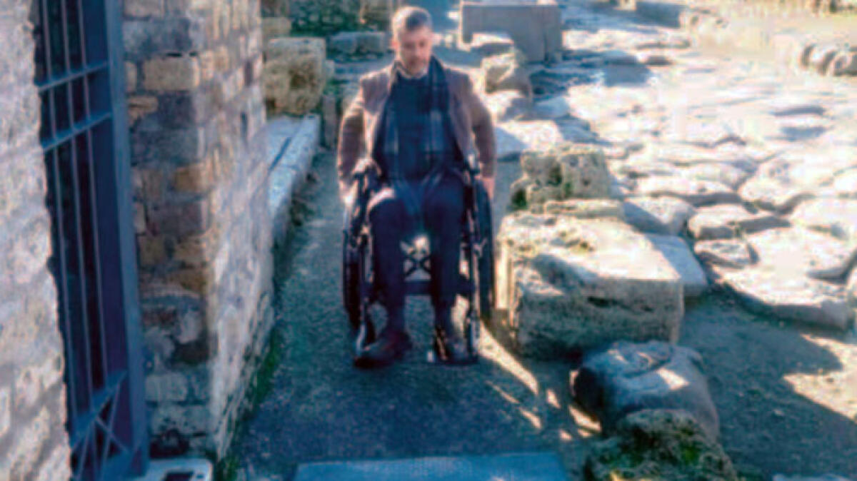 Scavi di Pompei a misura di disabile, il direttore del sito prova il percorso in sedia a rotelle - 