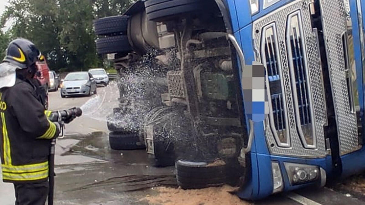 Tir si ribalta in autostrada verso Napoli - 