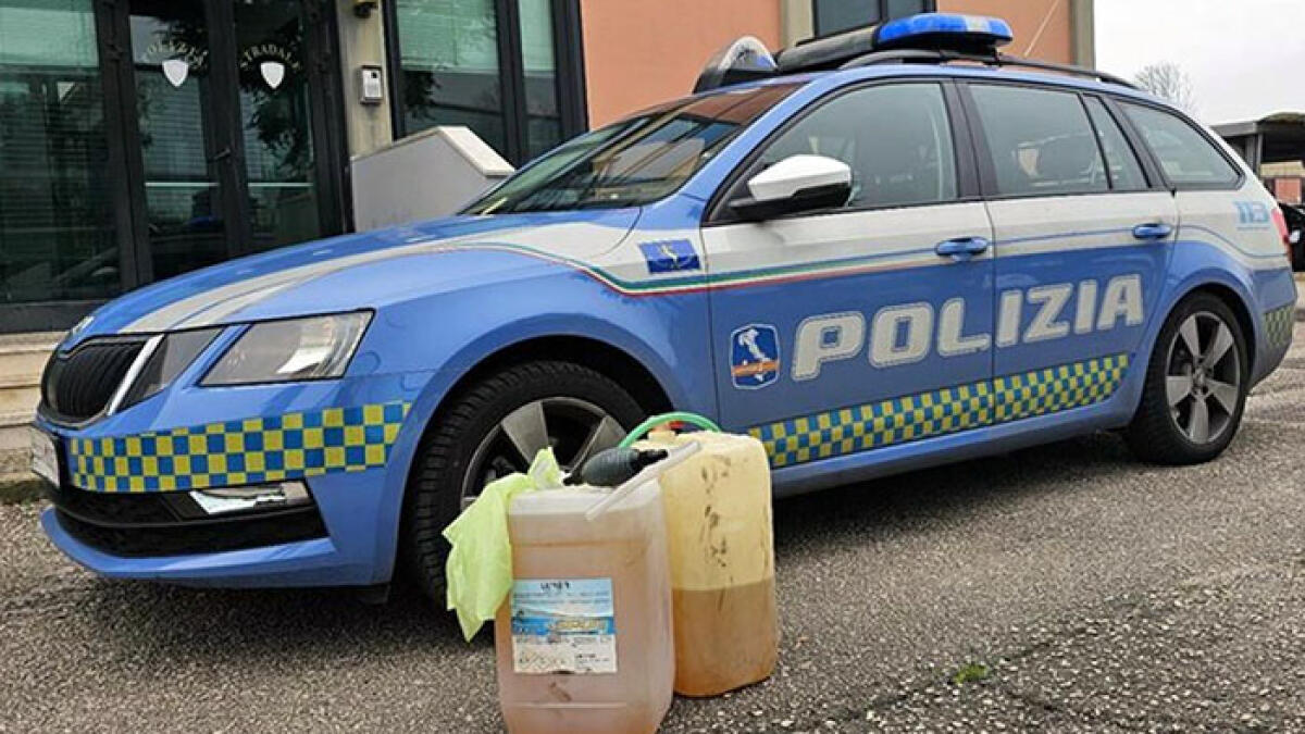 Ruba gasolio da un tir, arrestato camionista - 