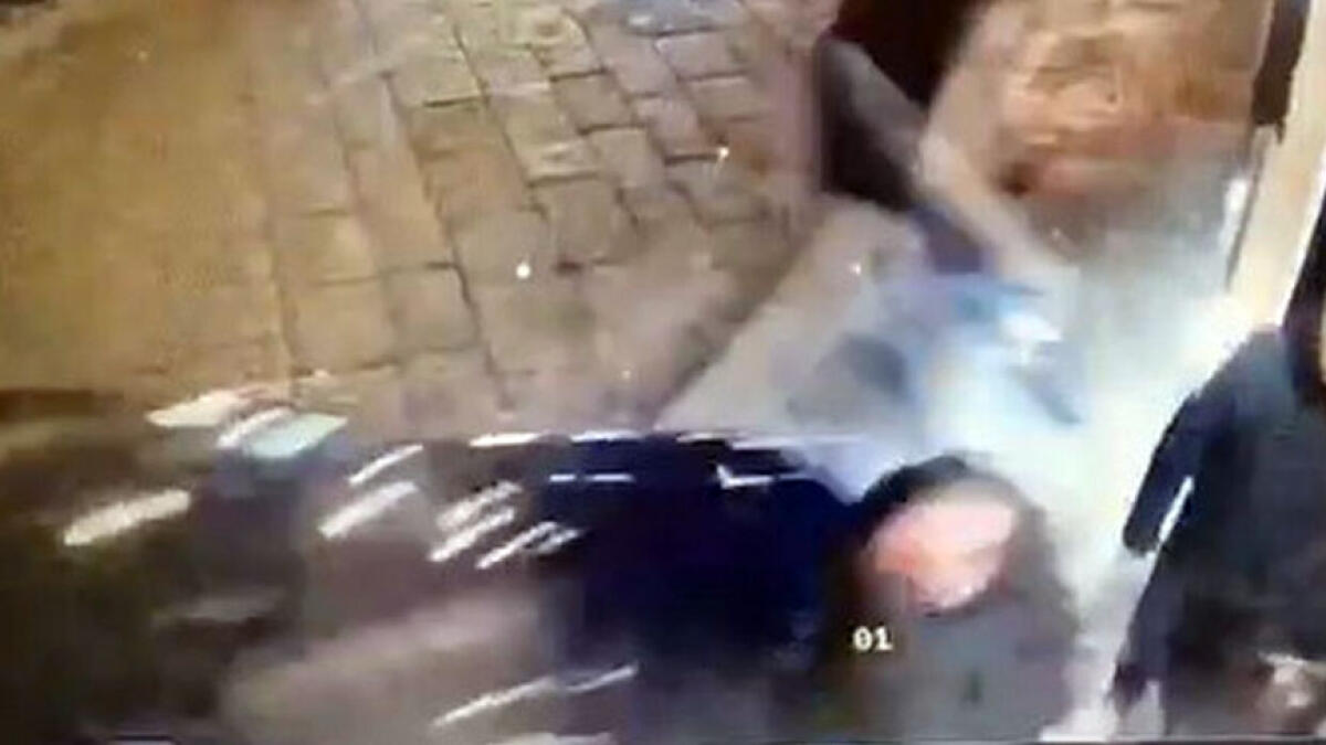 Si lancia contro la porta del locale e colpisce il buttafuori: piede amputato - 