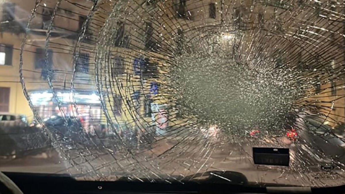 Lavavetri distrugge parabrezza di un'auto a Via Marina - 