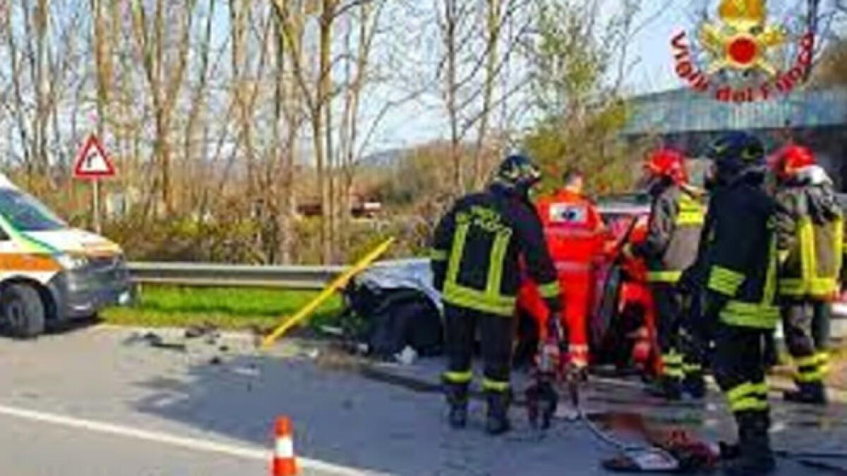 Schianto sulla Statale: uomo di San Valentino Torio incastrato tra le lamiere - 