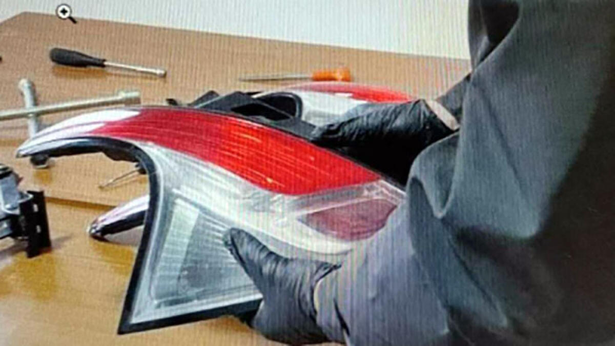 Ladro seriale ruba 11 fanali d'auto in sei ore - 