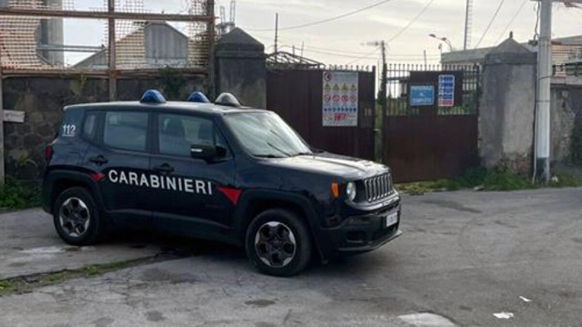 Vede i carabinieri e spezza il cellulare in due: bloccato al Piano Napoli - 