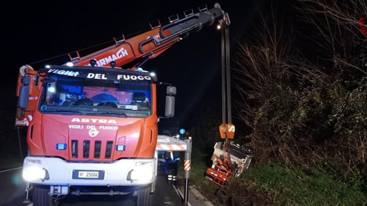 Paura all'alba, camion dei rifiuti finisce fuori strada - 