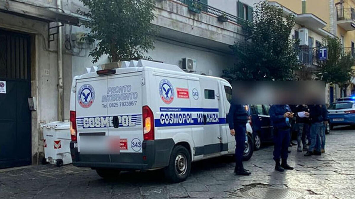 Assalto al portavalori a Napoli, caccia ai tre banditi armati in fuga - 