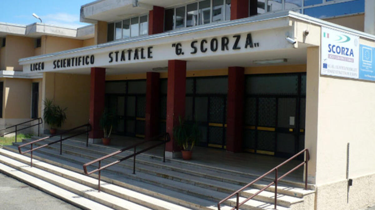 Preside del liceo preso a schiaffi dal padre di un'alunna - 