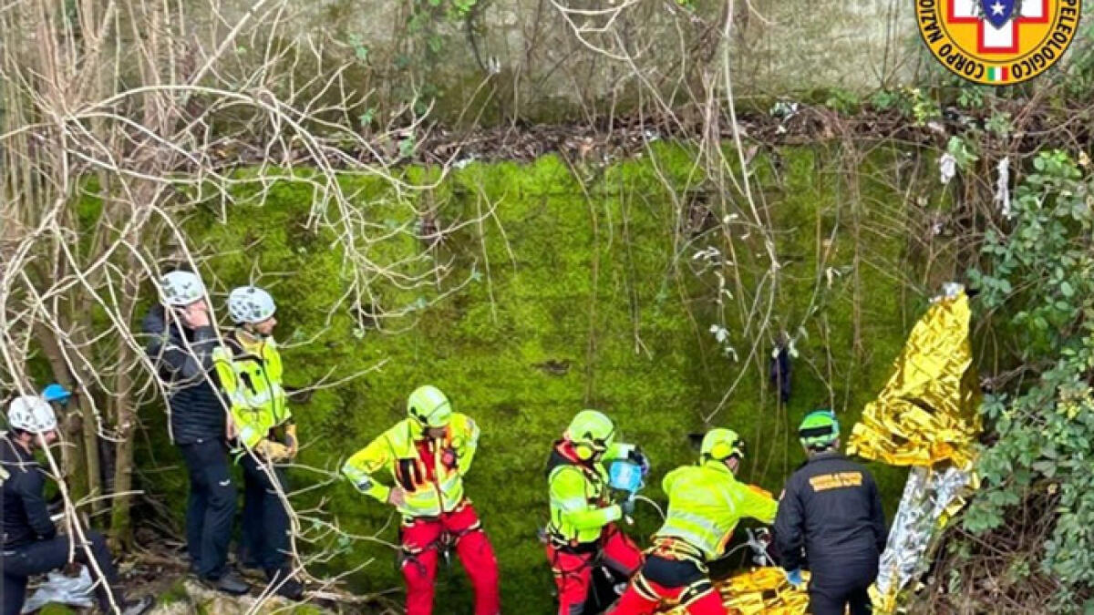 Si lancia dalla finestra e finisce direttamente nel fiume - 
