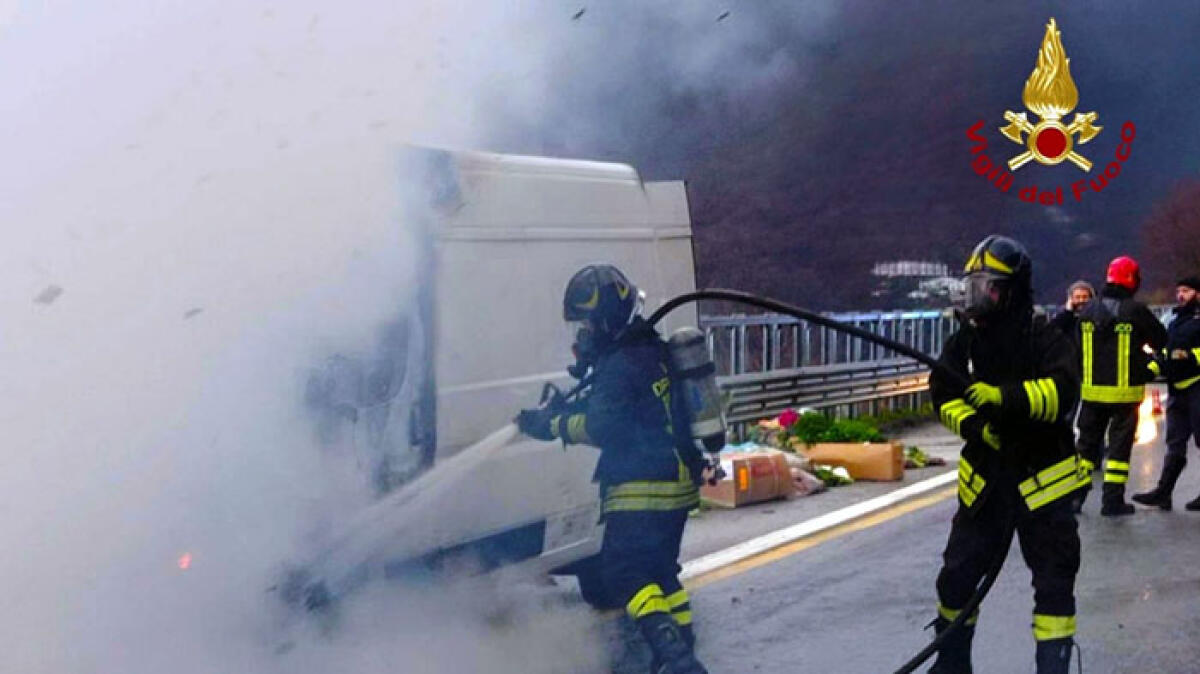 Altro furgone in fiamme sull'A16, continua la maledizione - 
