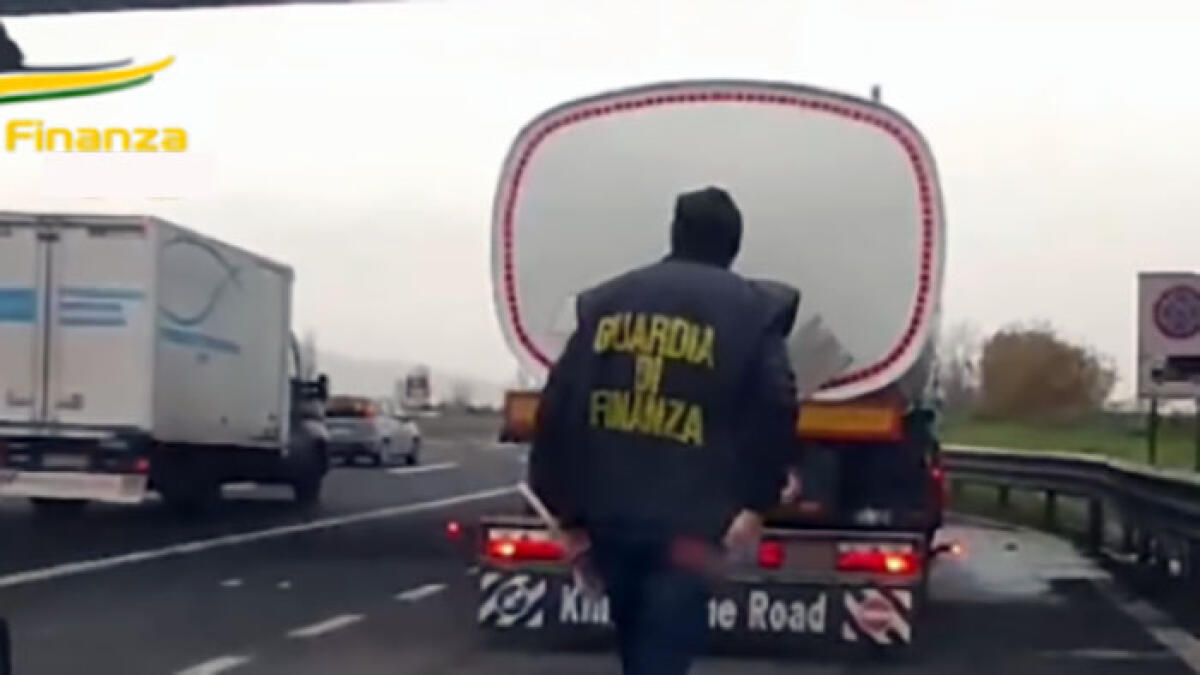 Narcos dei Paesi Vesuviani con la droga nel Tir della benzina: subito scarcerati - 