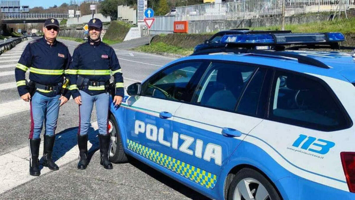 Neonato smette di respirare, salvato da due agenti eroi - 