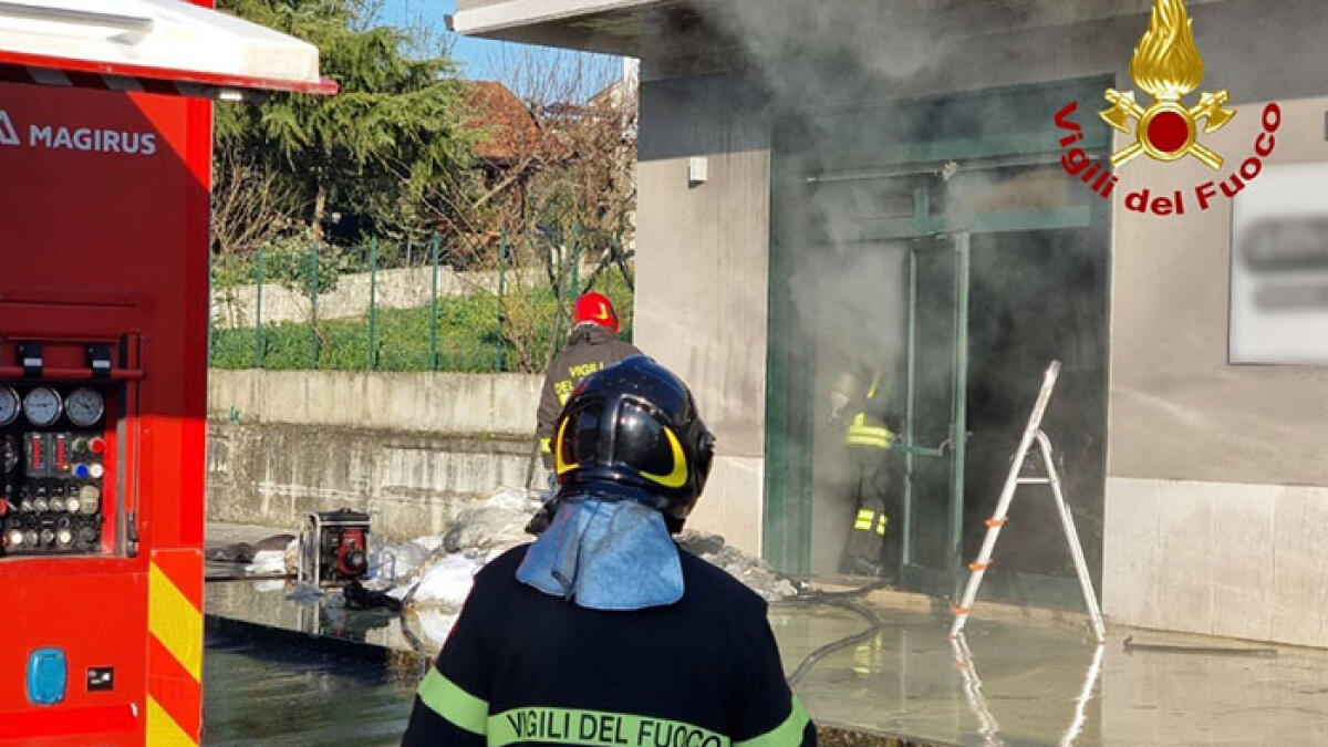 Incendio distrugge negozio di abbigliamento - 
