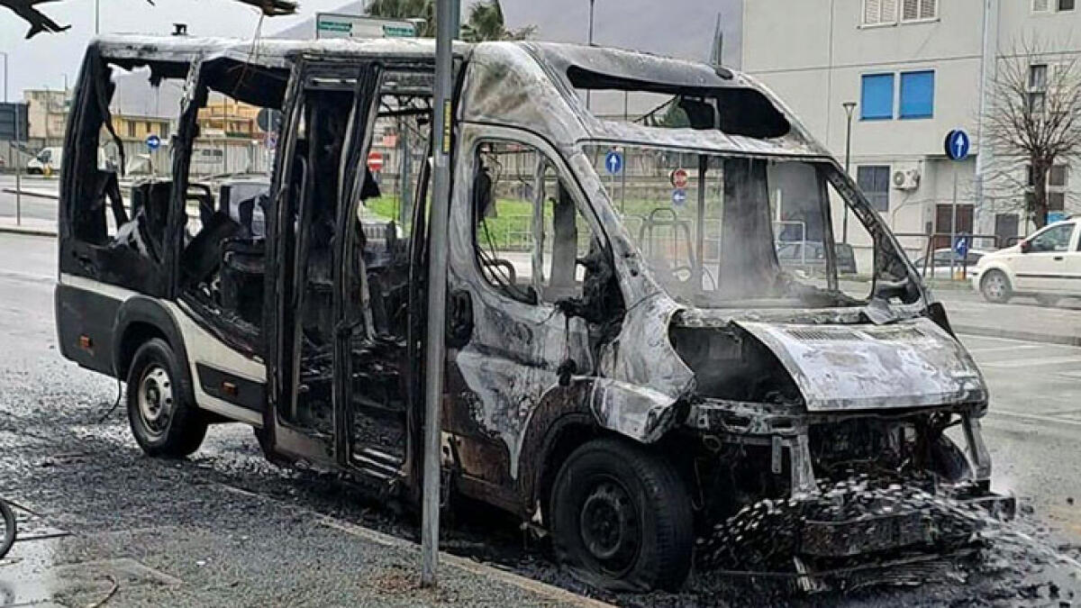 Brucia il bus Anm davanti all'Ospedale del Mare - 