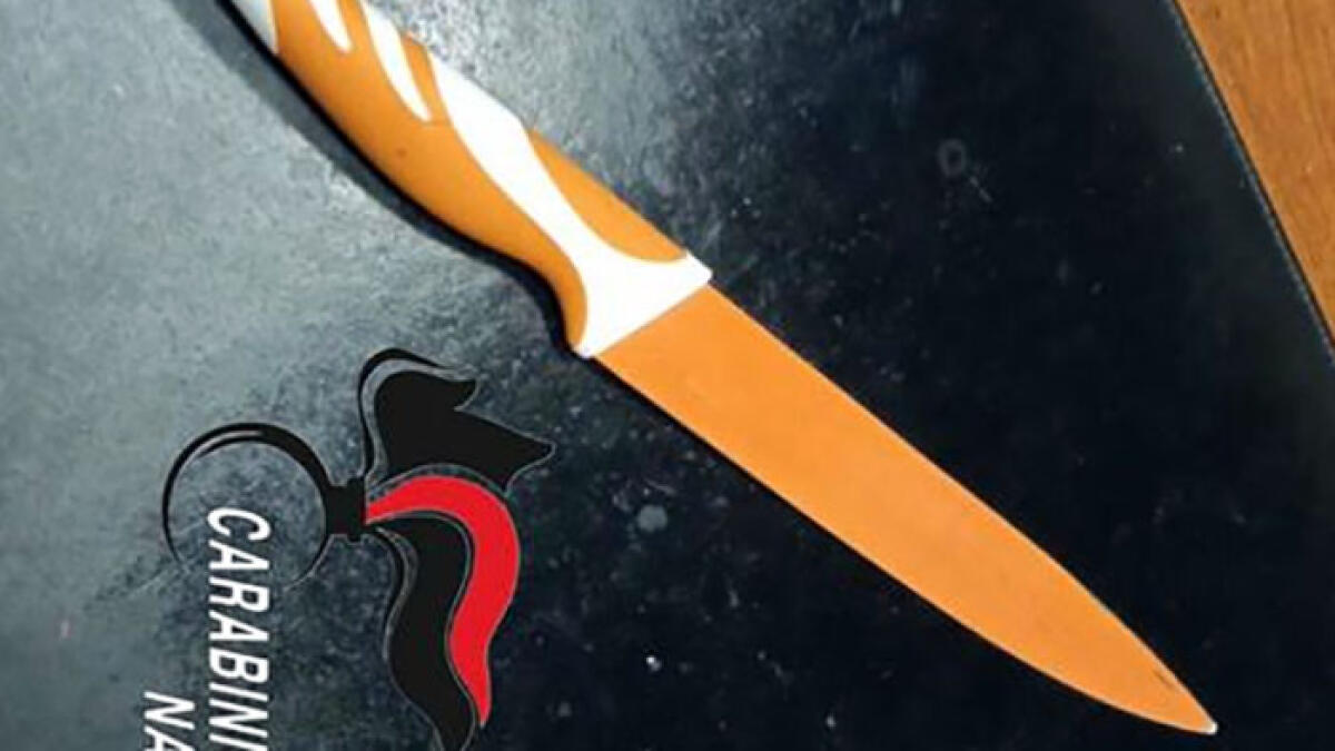 Lite nella cucina ristorante, aiuto cuoco ferito con il "coltellaccio" - 