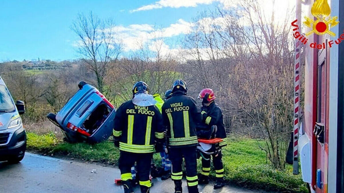 Doppio gravissimo incidente: due persone bloccate tra le lamiere - 