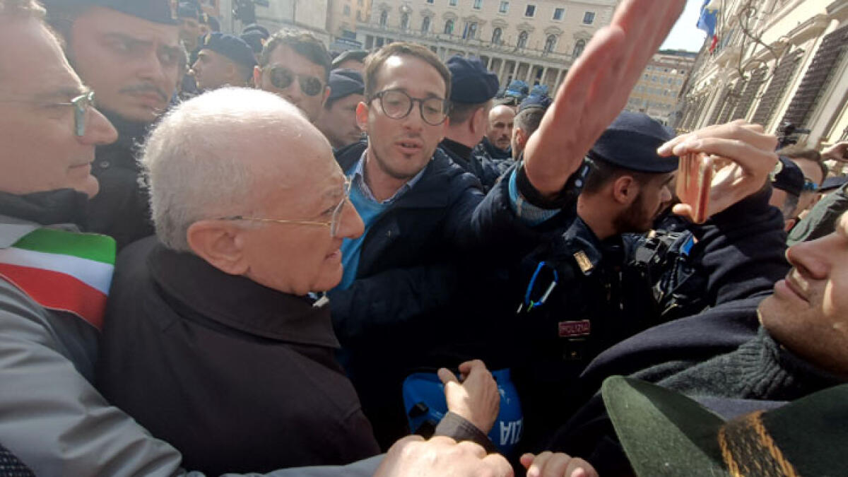 De Luca guida la rivolta a Roma contro il Governo e affronta la polizia: "Caricateci" - 