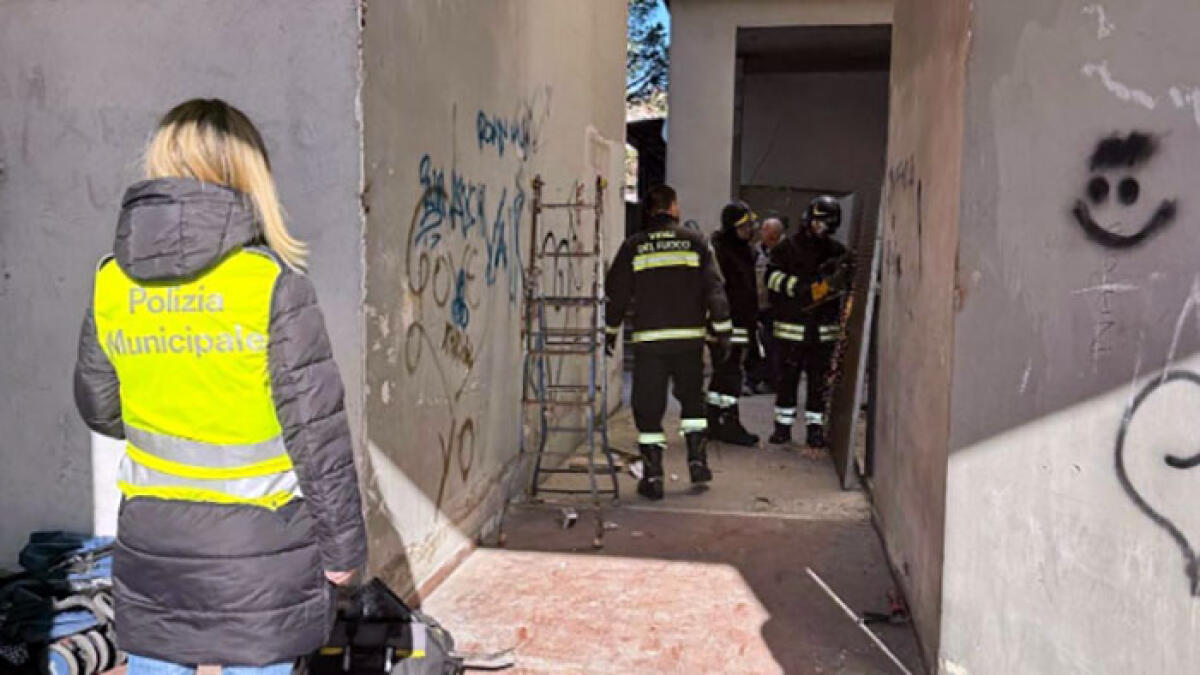 Il locale abusivo blocca persino il passaggio dei pedoni: demolito - 