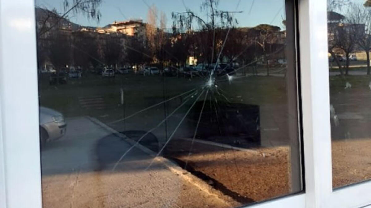Vandali danneggiano chiosco nei Paesi Vesuviani - 