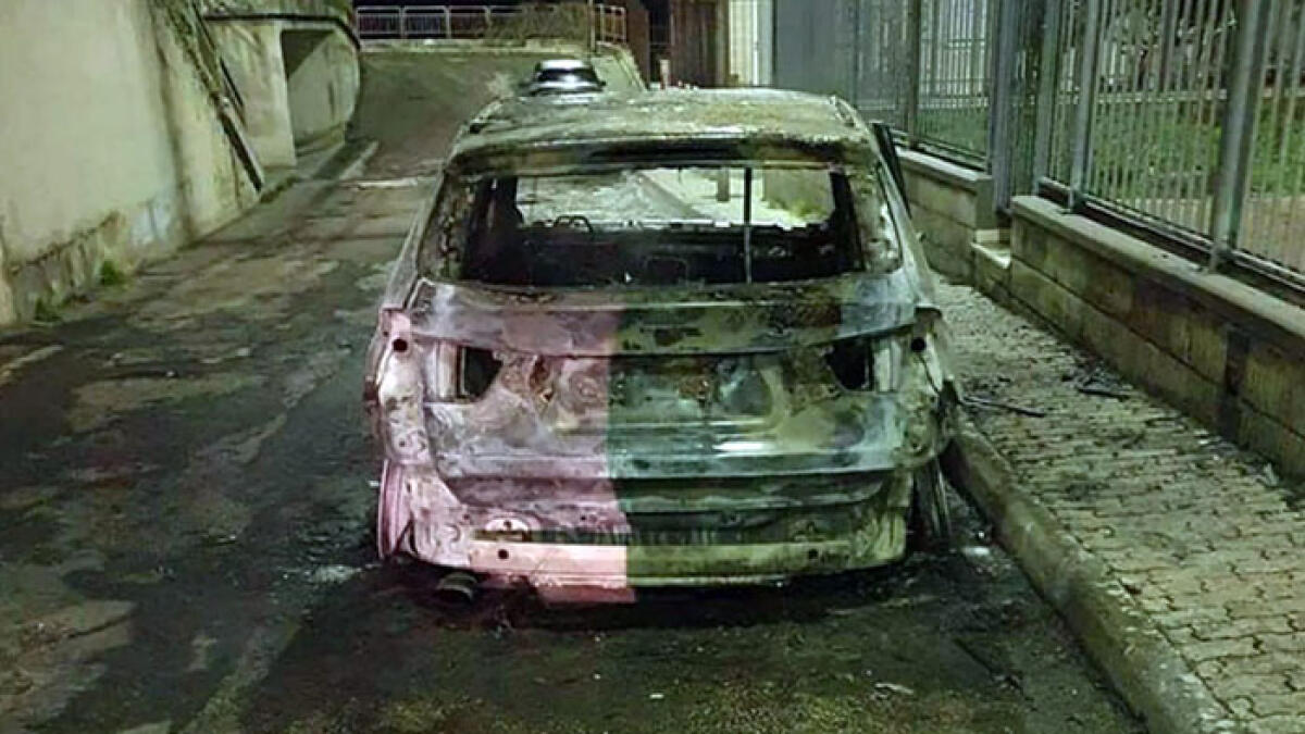 La camorra brucia l'auto del parroco - 