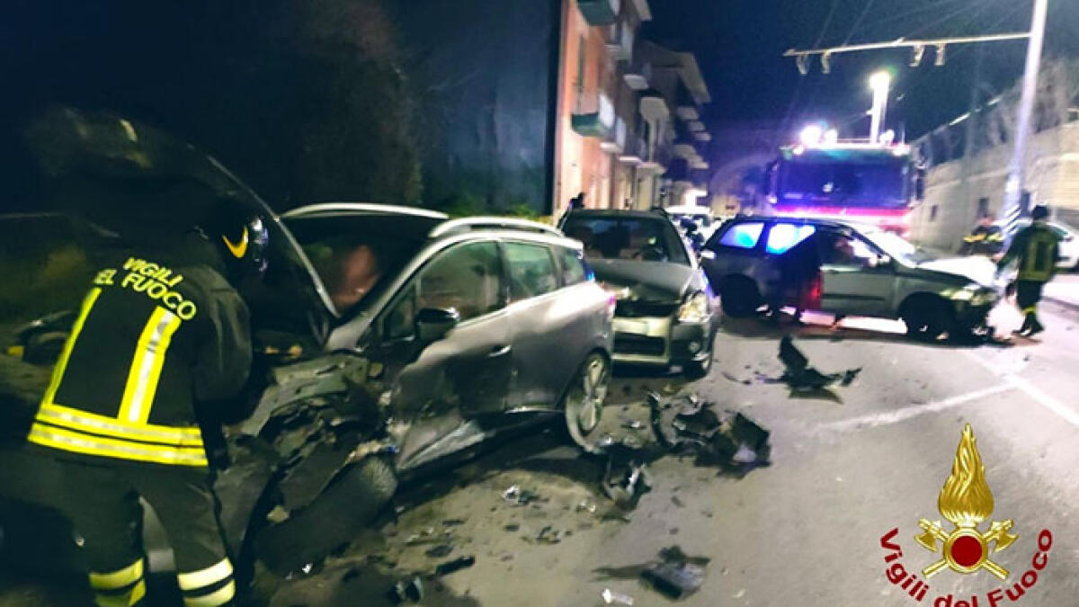 Violento schianto, due feriti e auto danneggiate - 