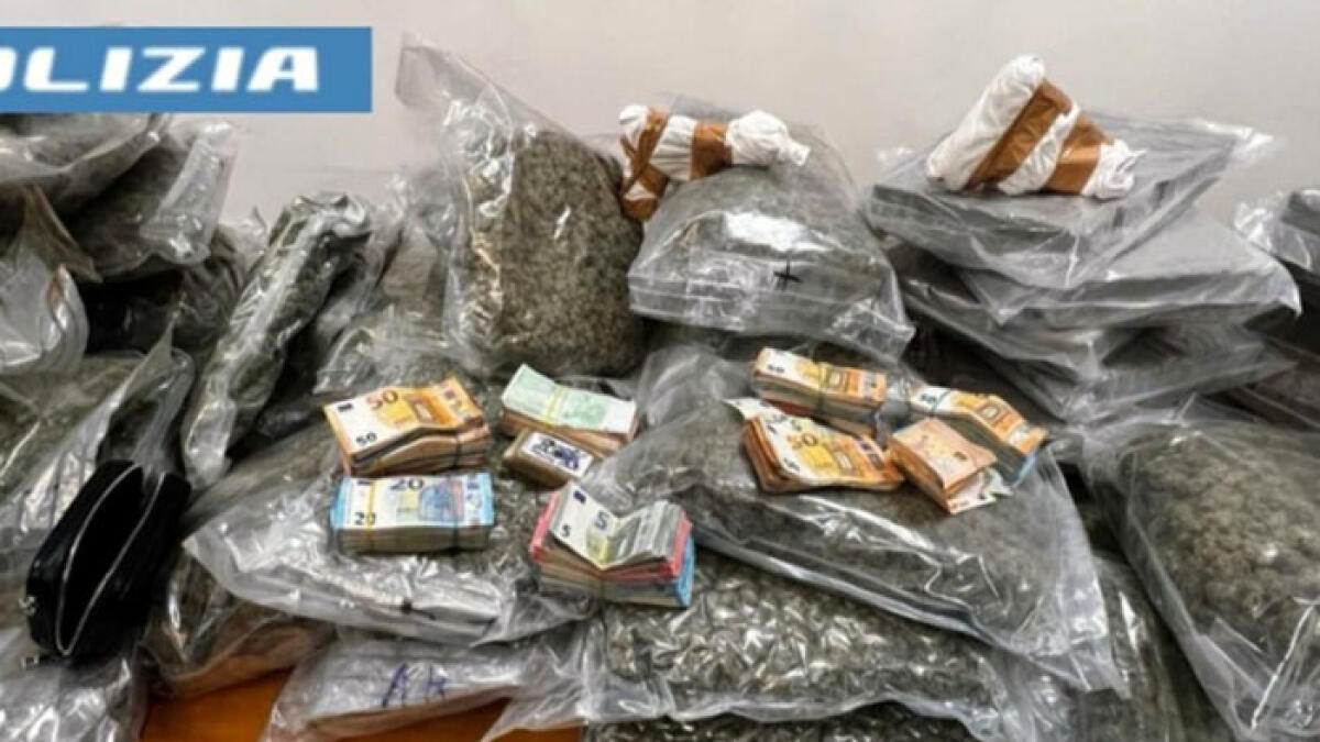 In casa con 140 chili di droga, 4 pistole e oltre 50mila euro in contanti - 