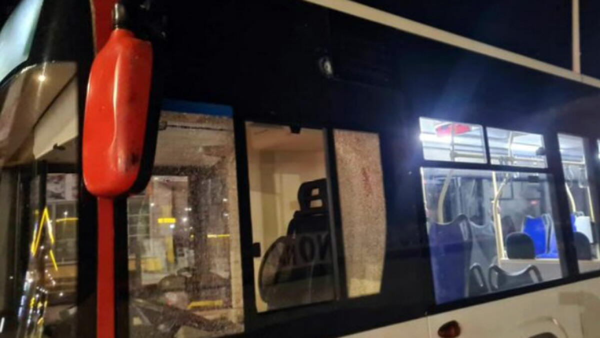 Biglie esplose contro bus Eav, vetri in frantumi con tanti passeggeri a bordo - 