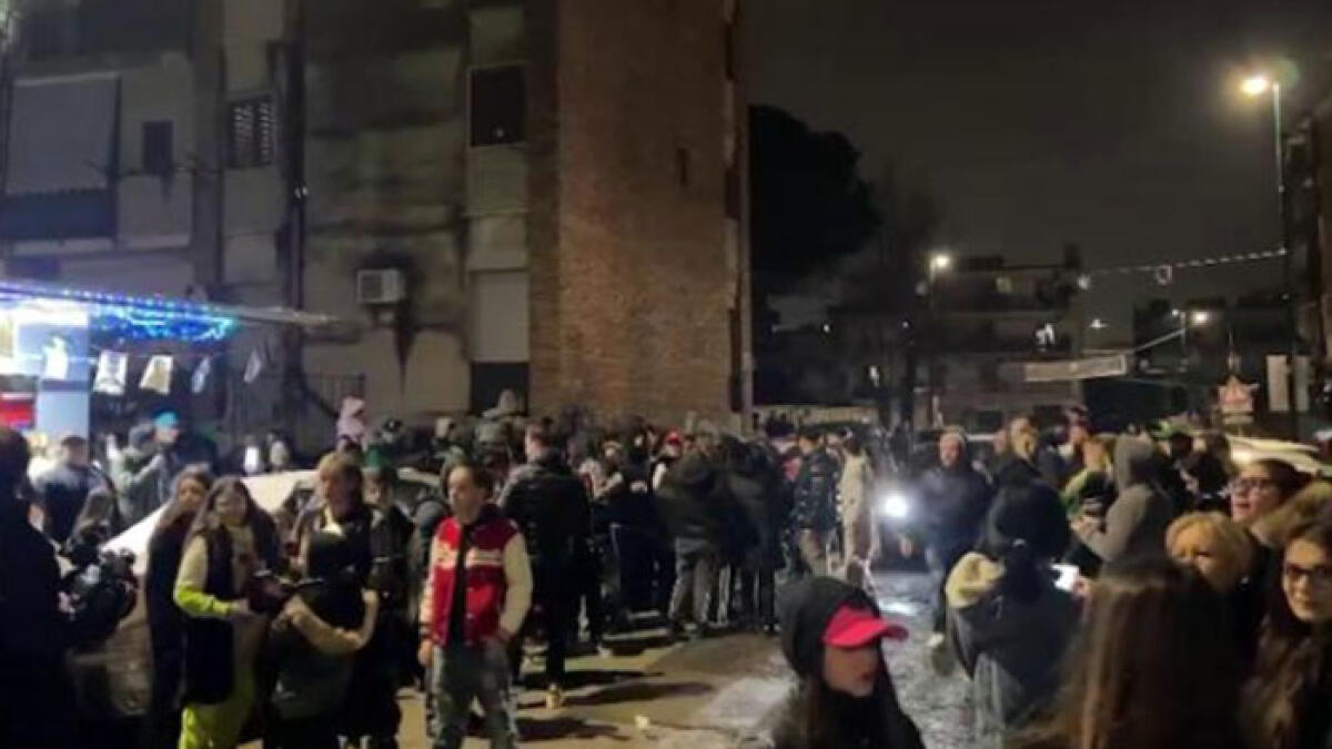 Geolier torna a casa: accolto dalla festa e dai fuochi d'artificio - 