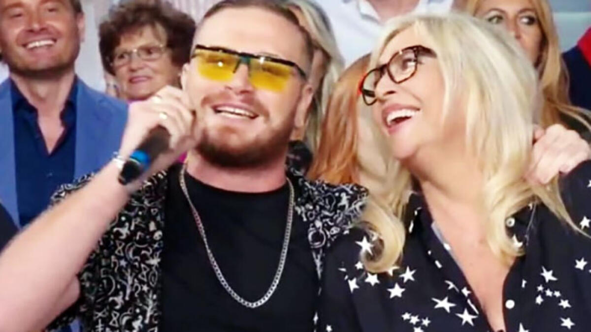 Rompono il naso al suo allievo durante l'esibizione, il rapper smette di cantare e va via - 