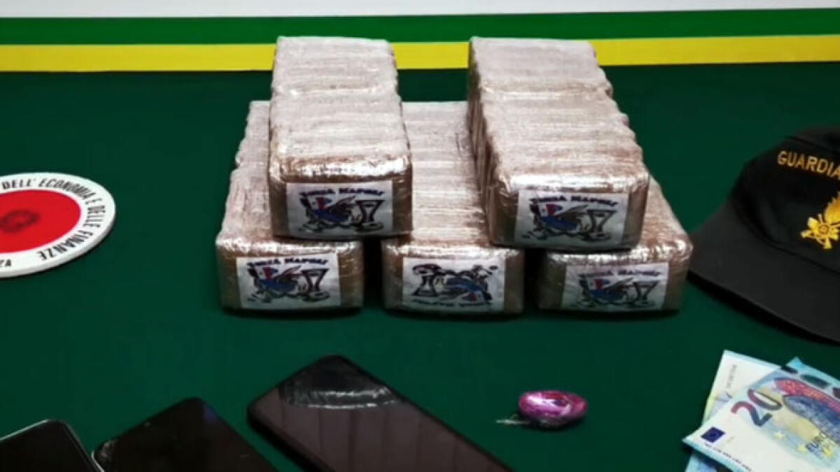 Sbarcano dalla nave con 5 chili di droga marchiata "Forza Napoli" - 