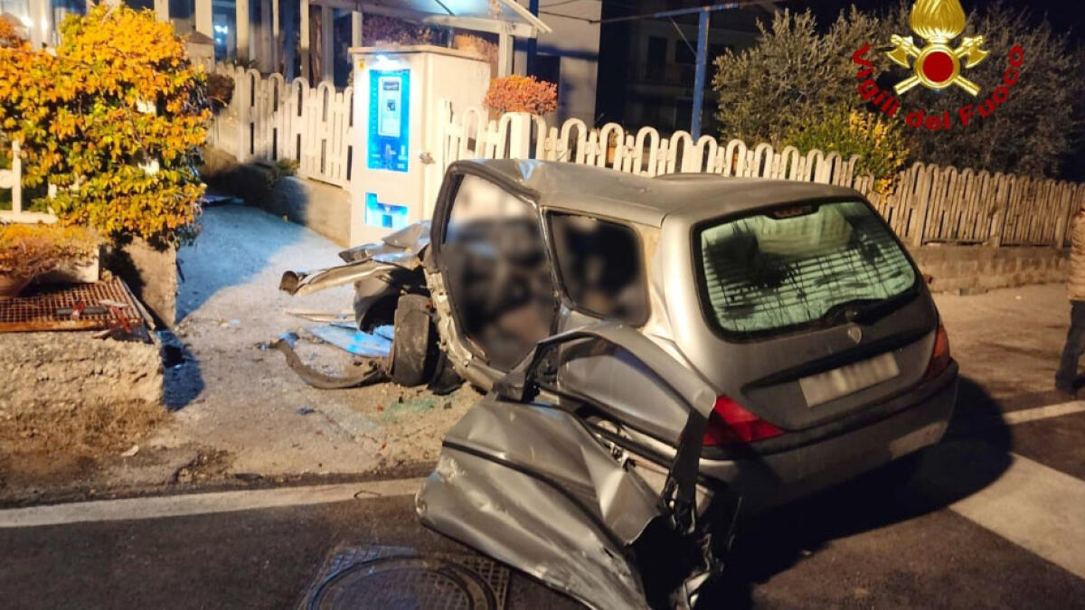 Si schianta contro un muro, 20enne soccorso con l'eliambulanza - 