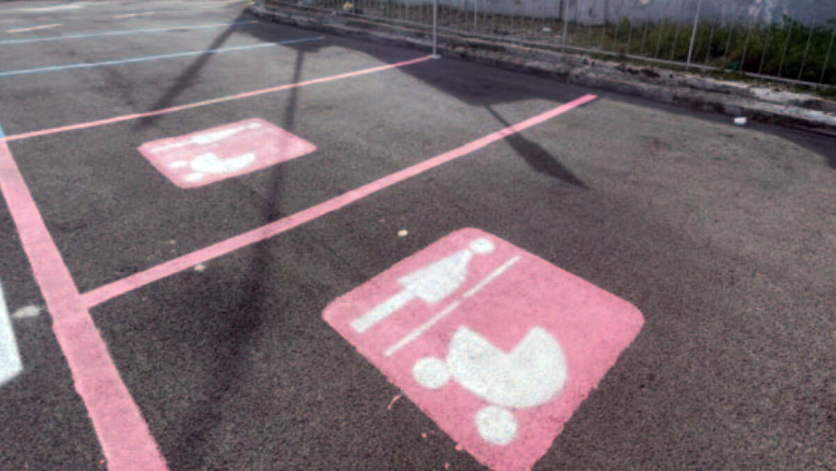 Somma Vesuviana, arrivano le strisce rosa: ma i nuovi parcometri sono già stati danneggiati - 