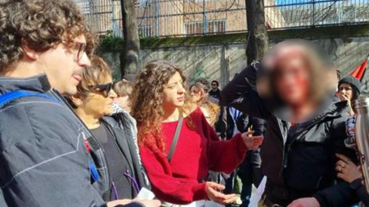 Feriti a manganellate davanti alla sede Rai di Napoli - 