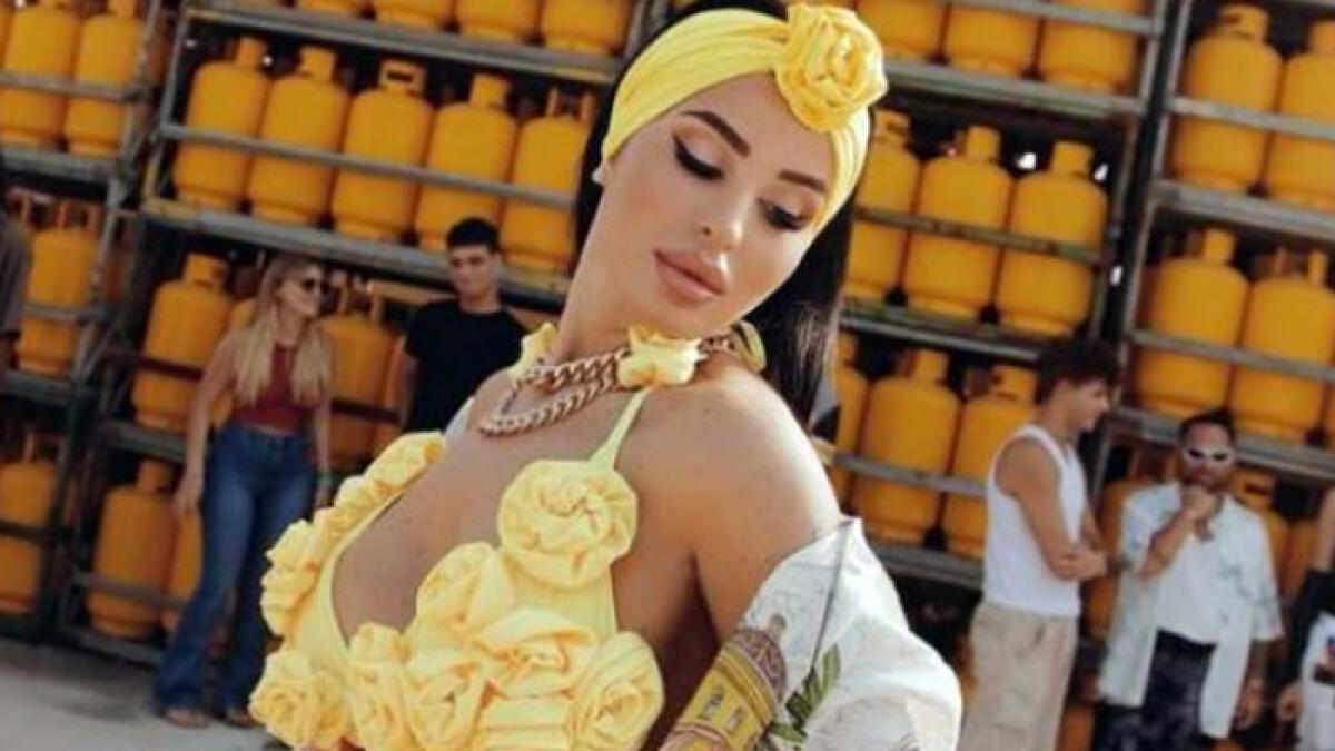 Fabiana, la neomelodica di "Malessere" incontra gli studenti sul suo testo che inneggia al patriarcato - 