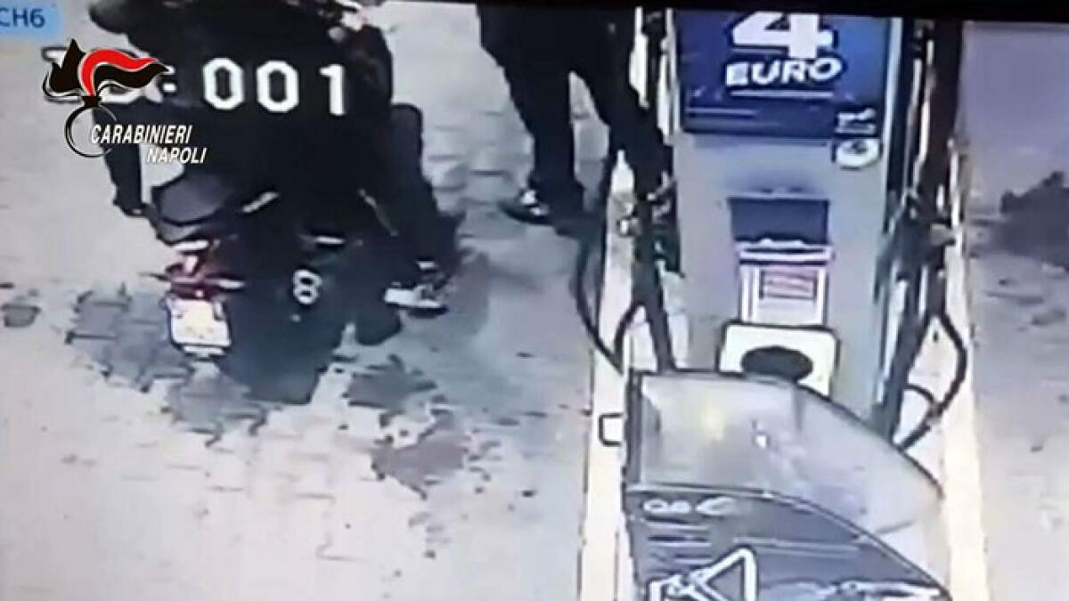 A 16 e 18 anni rapinano benzinaio a Boscoreale: uno è figlio di un Gionta - 