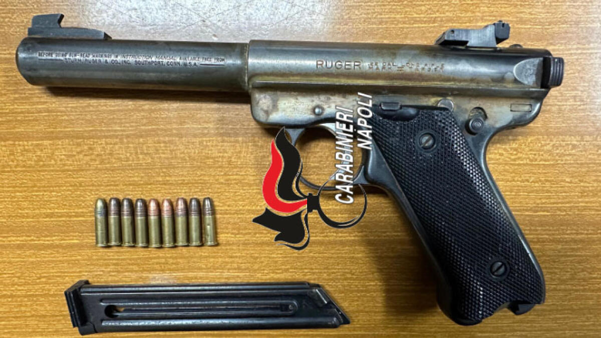 Appena 17 anni, in casa a Pomigliano con pistola senza matricola e pronta a sparare - 